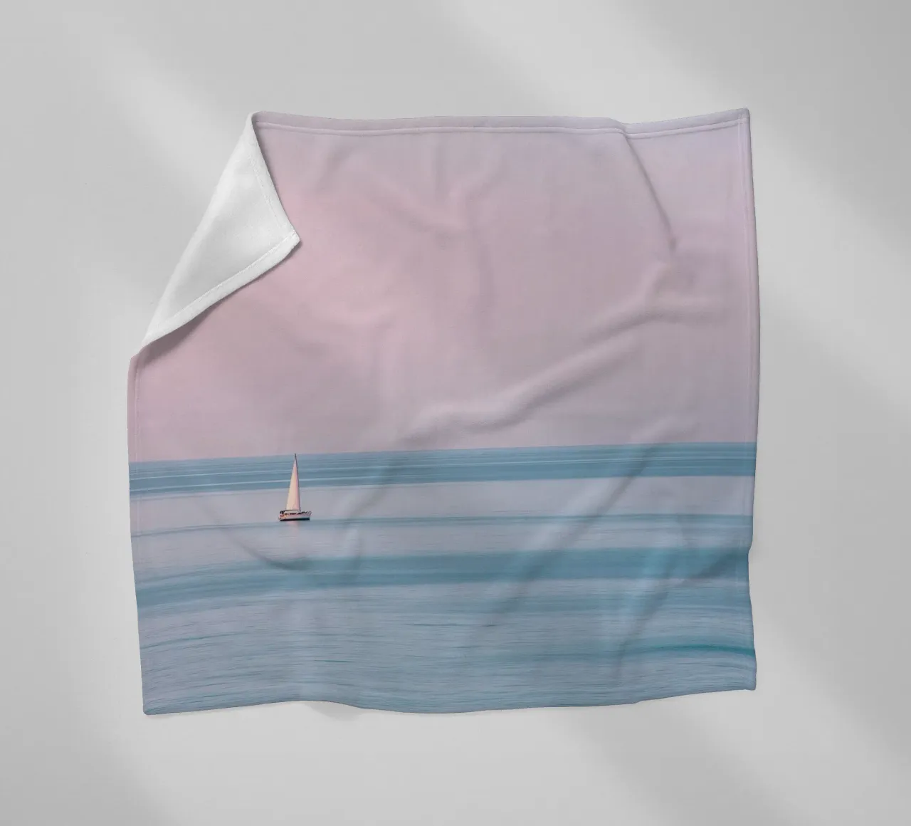 Sailing Still – Minimalist Ocean Photography coperta in pile da Vela Luna