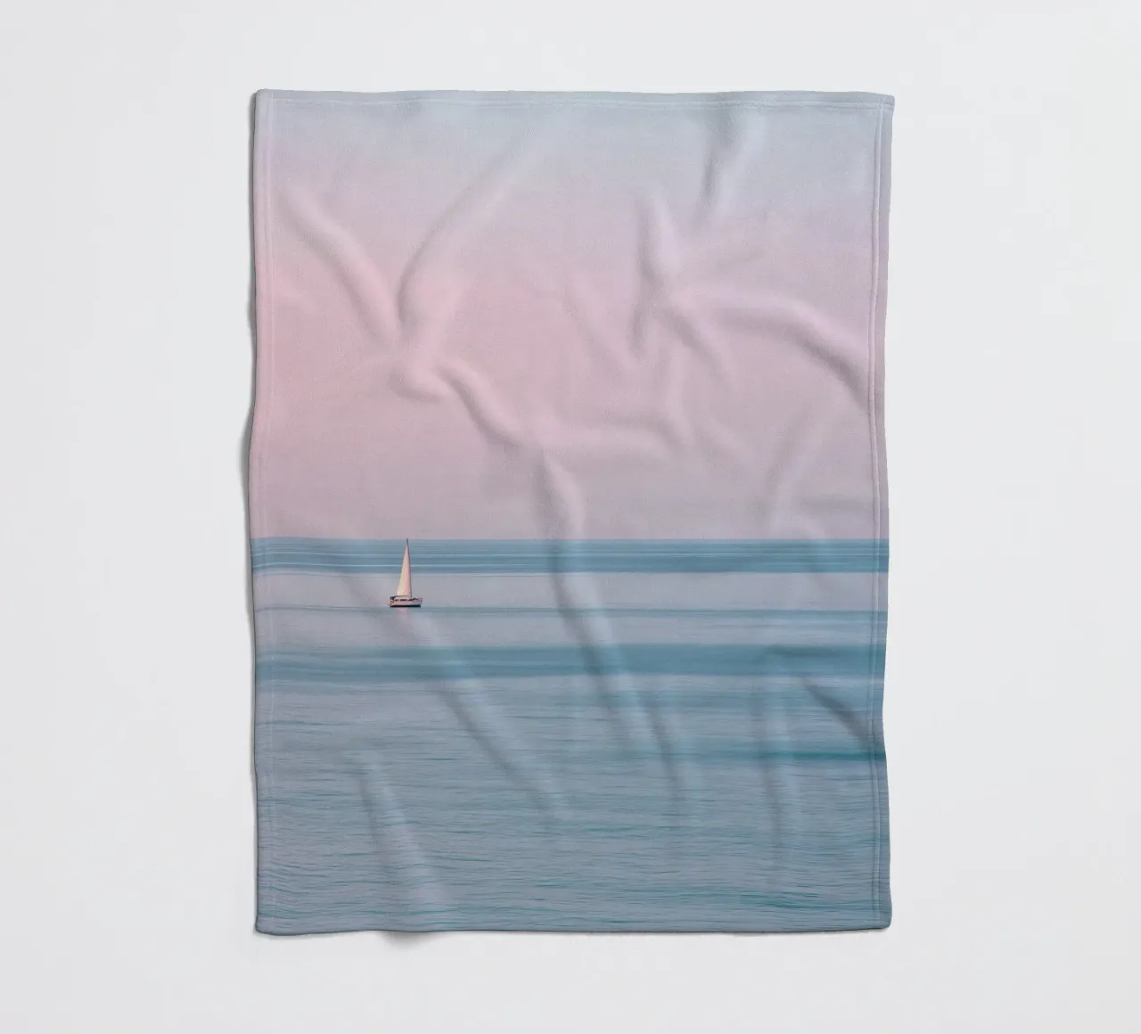 Sailing Still – Minimalist Ocean Photography coperta in pile da Vela Luna