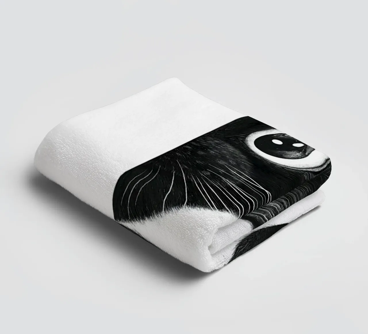 Cat Playing Hide And Seek asciugamano da bagno da lennytravers