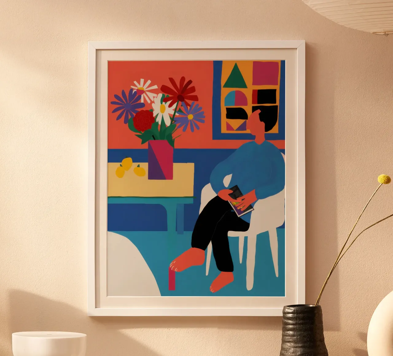 Vase bleu Fleurs rouges poster avec cadre en bois de Pale Aura