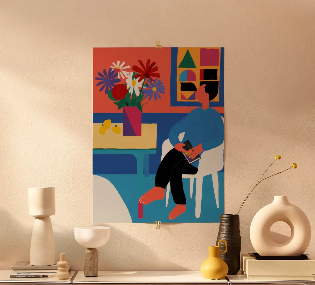 Vase bleu Fleurs rouges poster avec cadre en bois de Pale Aura