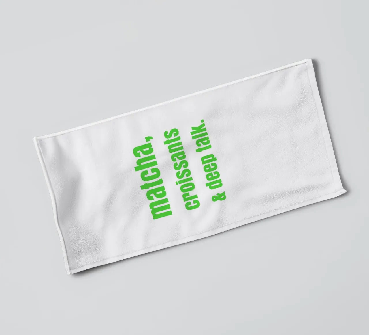 matcha, croissants & deep talk asciugamano da bagno da maramirage