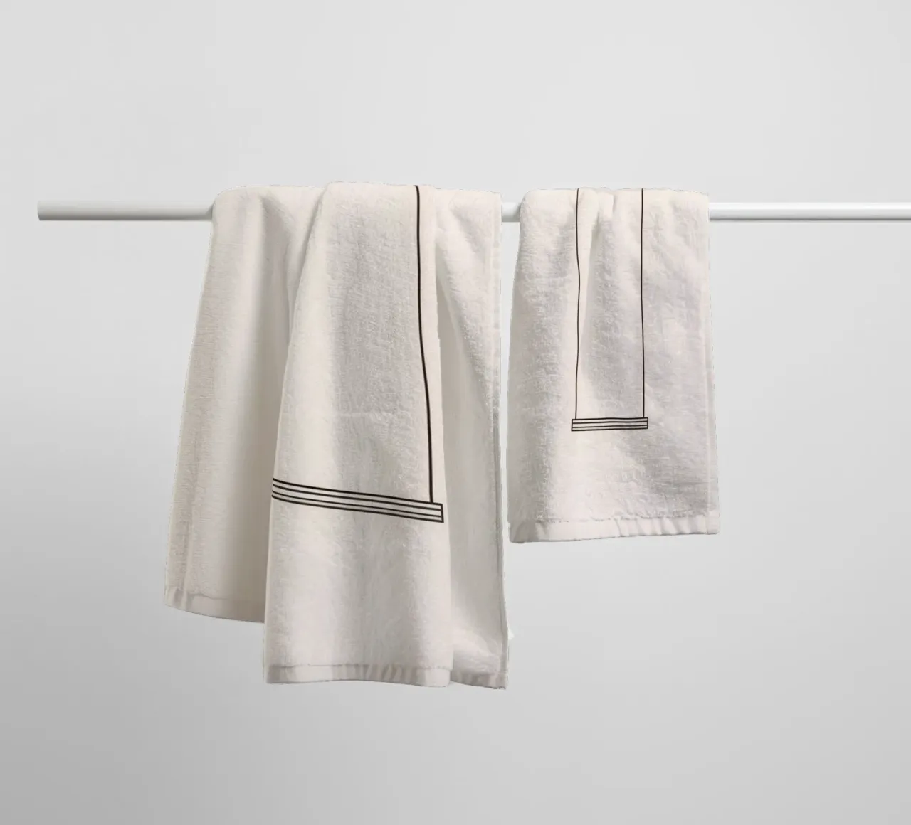 Balançoire vide suspendue à une branche d'arbre dans un art minimaliste serviette de bain de DesignDoodle