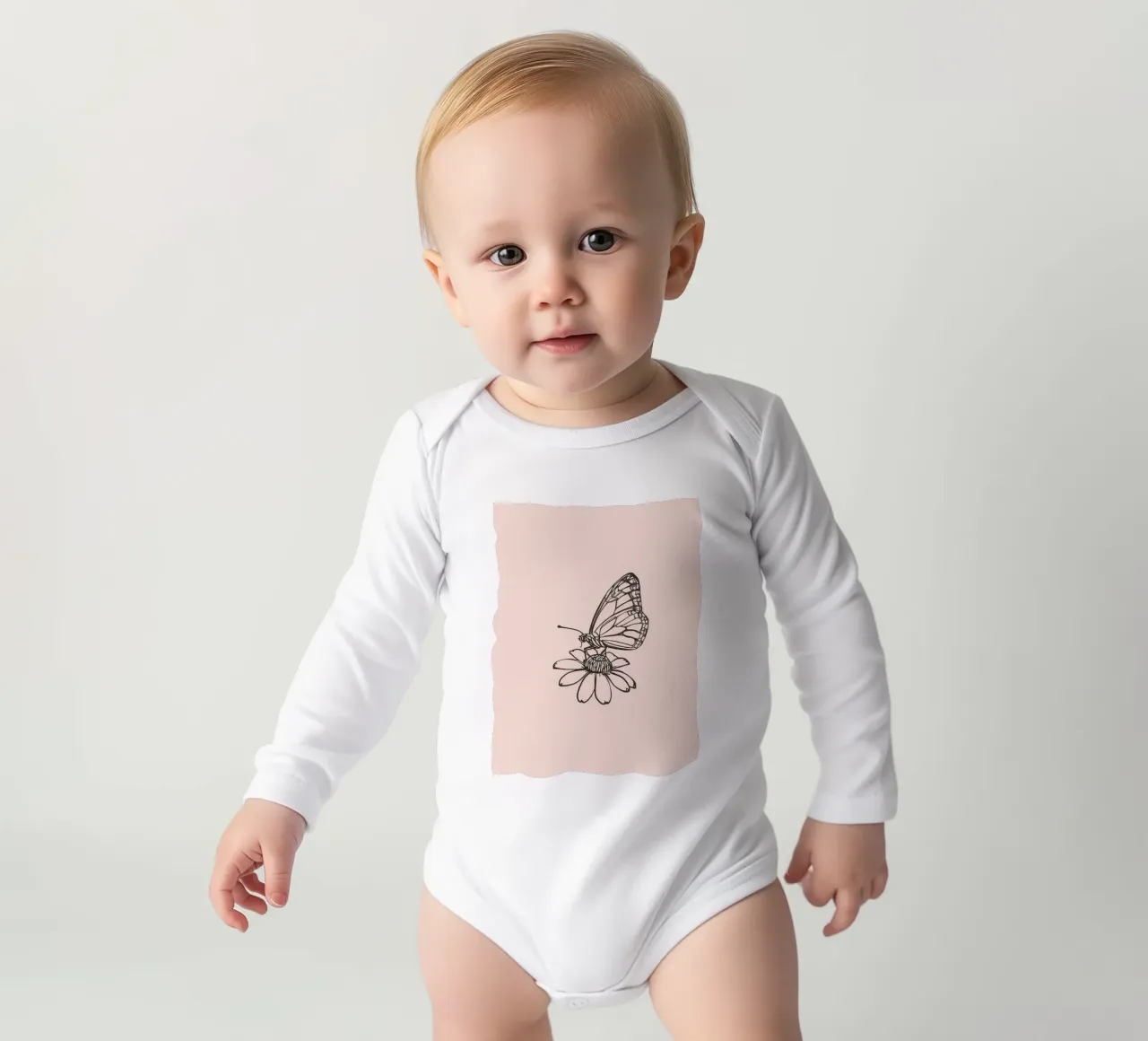 Schmetterling auf einer Blume in einer zarten Naturlandschaft Langarm Babybody von DesignDoodle