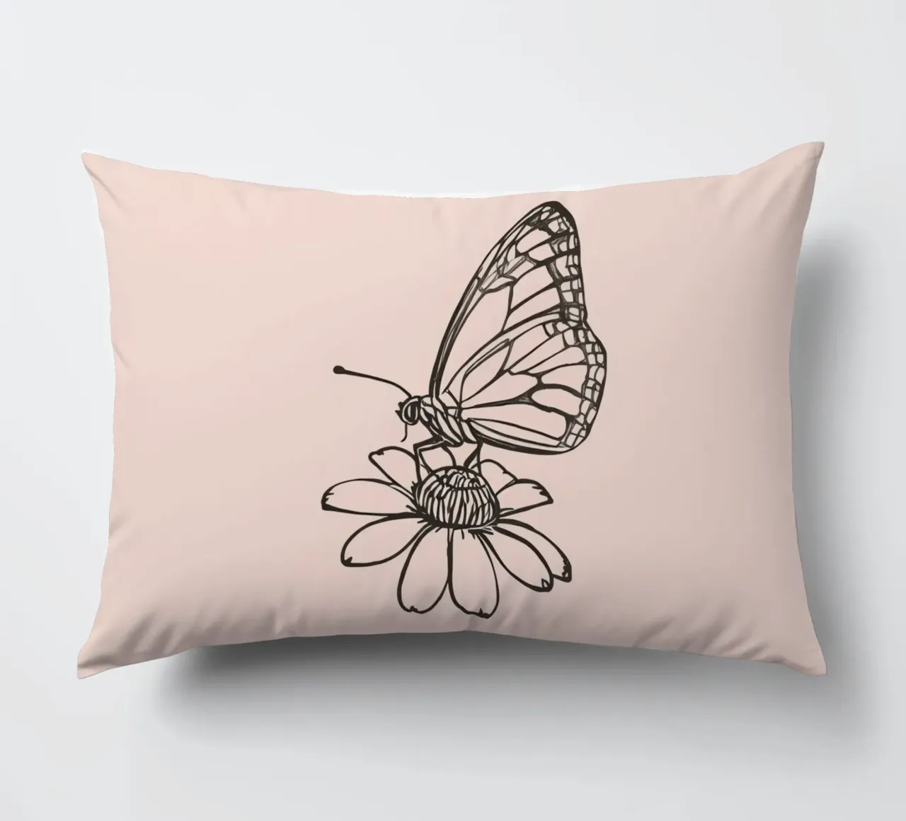 Farfalla appollaiata su un fiore in un delicato contesto naturale cuscino da DesignDoodle
