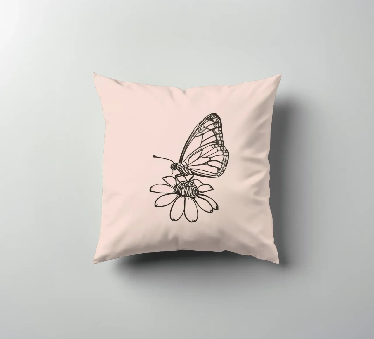 Farfalla appollaiata su un fiore in un delicato contesto naturale cuscino da DesignDoodle