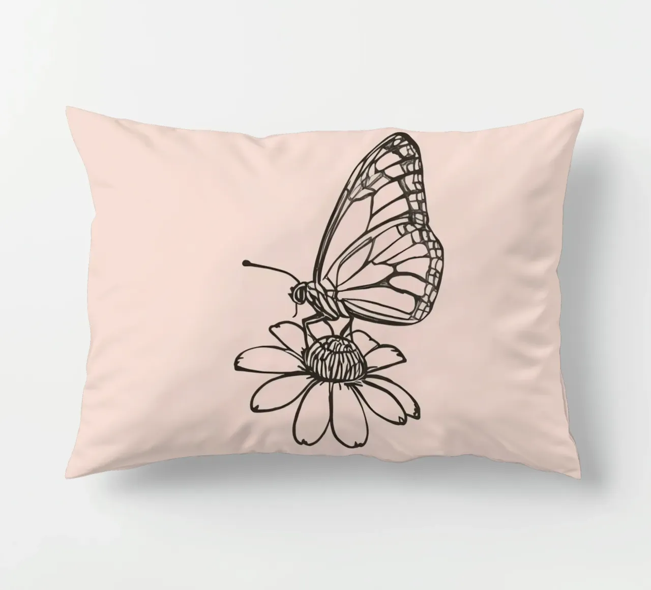 Farfalla appollaiata su un fiore in un delicato contesto naturale cuscino da DesignDoodle