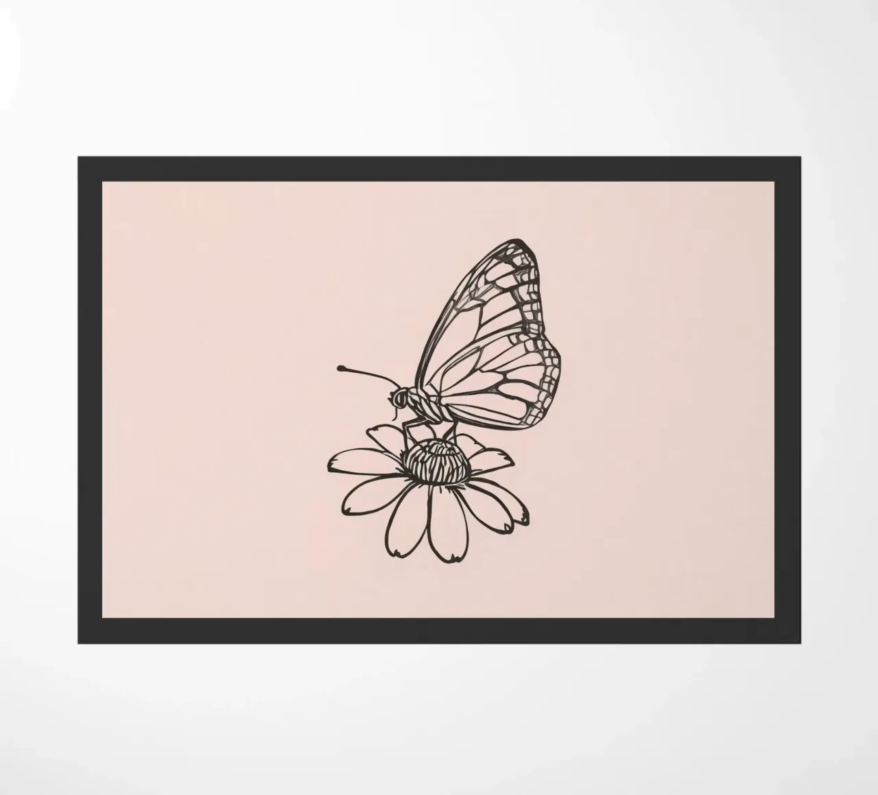 Farfalla appollaiata su un fiore in un delicato contesto naturale zerbino da DesignDoodle