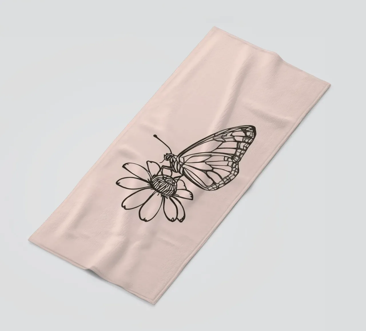 Farfalla appollaiata su un fiore in un delicato contesto naturale telo mare da DesignDoodle