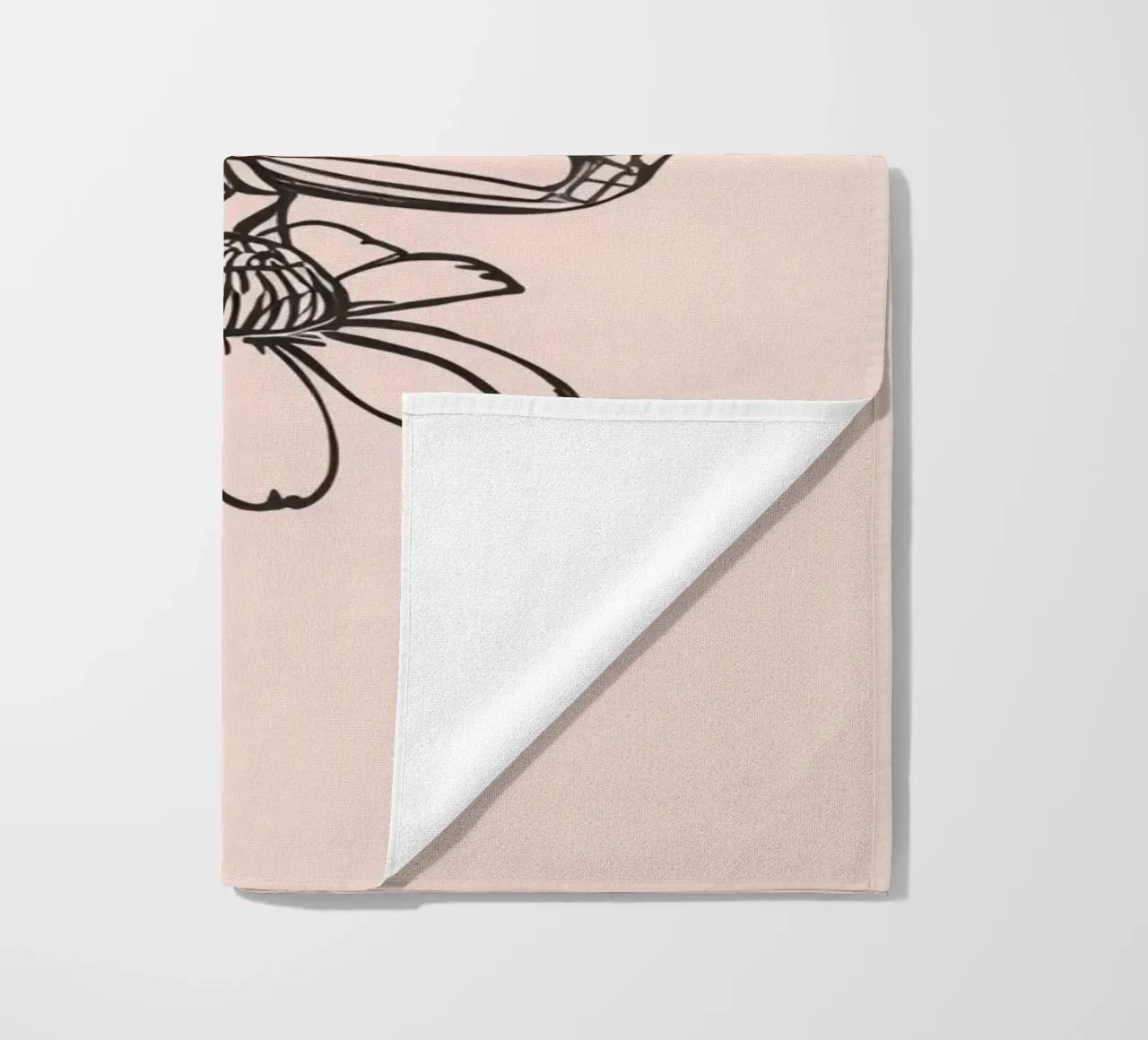Farfalla appollaiata su un fiore in un delicato contesto naturale telo mare da DesignDoodle