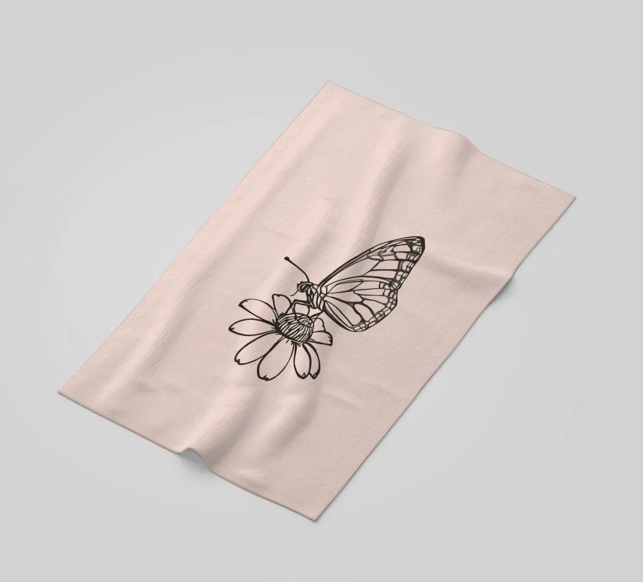 Farfalla appollaiata su un fiore in un delicato contesto naturale telo mare da DesignDoodle