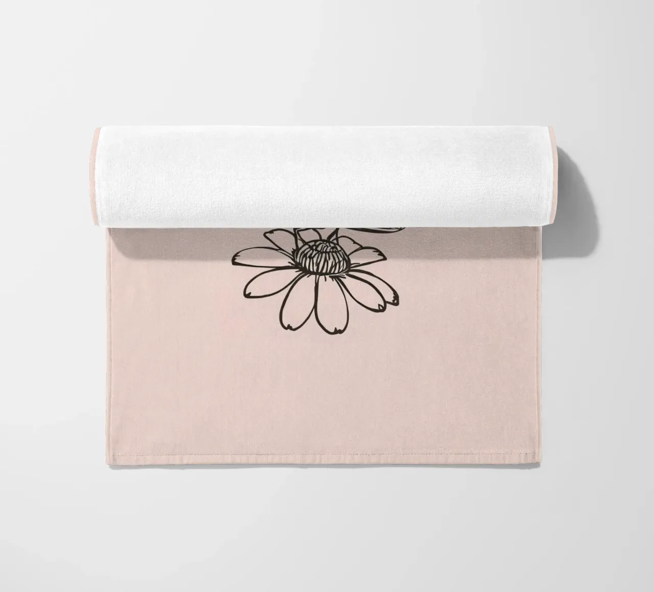 Farfalla appollaiata su un fiore in un delicato contesto naturale telo mare da DesignDoodle