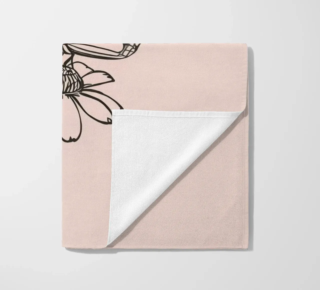 Farfalla appollaiata su un fiore in un delicato contesto naturale telo mare da DesignDoodle