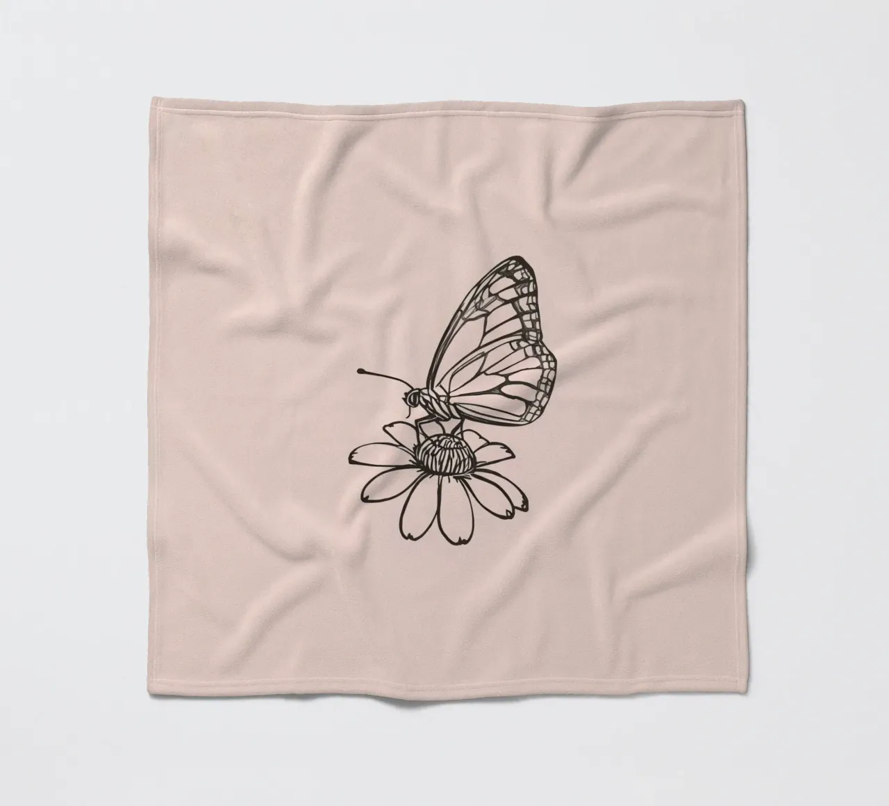 Farfalla appollaiata su un fiore in un delicato contesto naturale coperta in pile da DesignDoodle