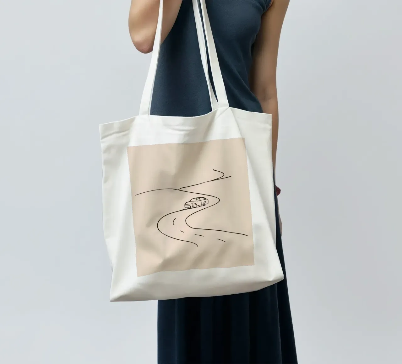Strada curva con auto in viaggio attraverso un paesaggio aperto borsa in juta da DesignDoodle