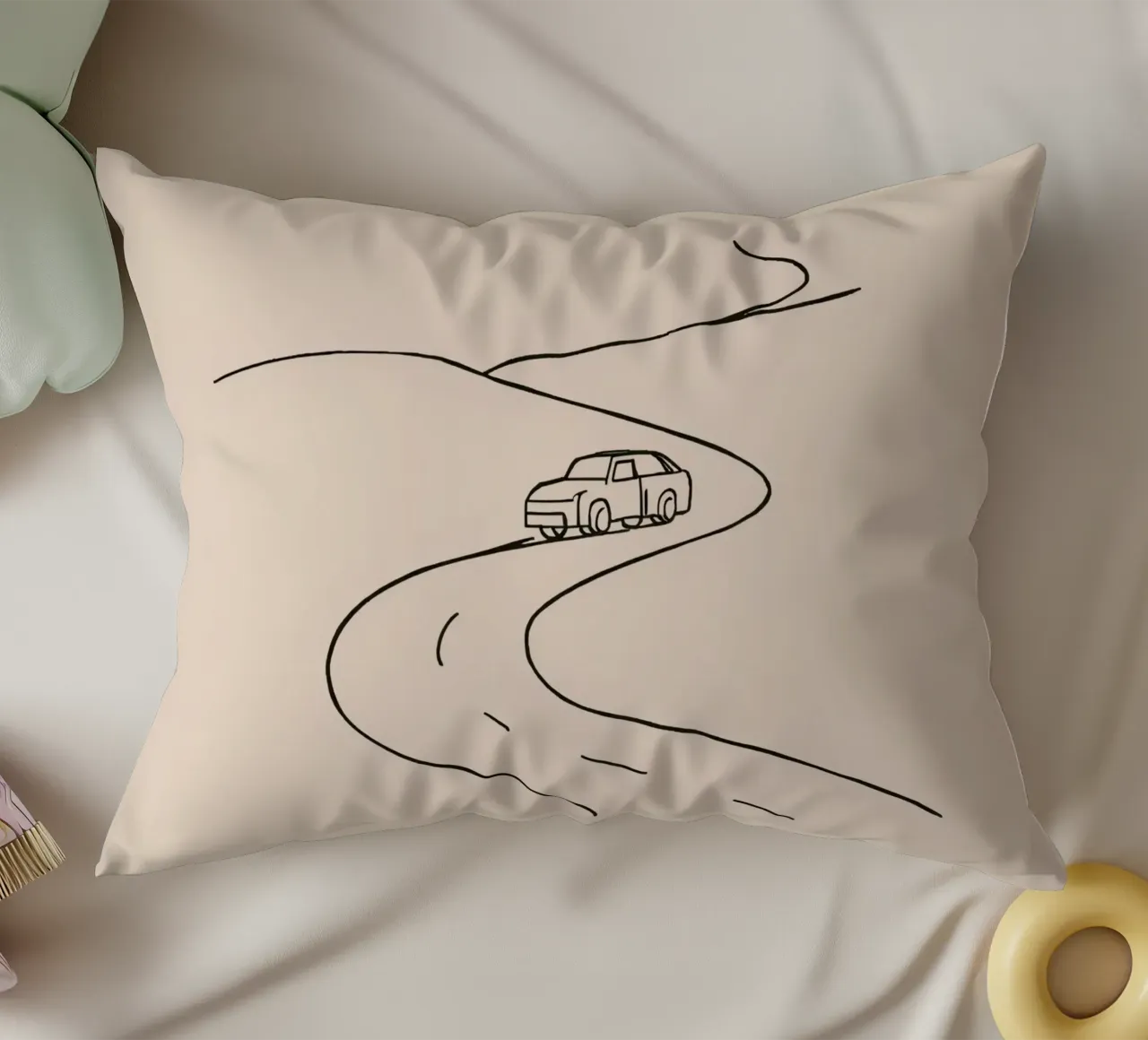 Strada curva con auto in viaggio attraverso un paesaggio aperto cuscino da DesignDoodle