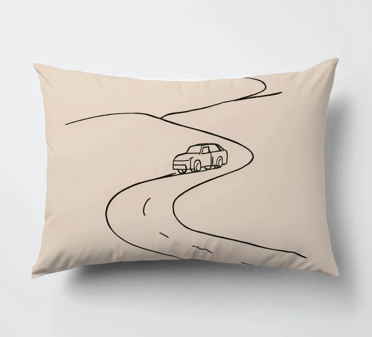 Strada curva con auto in viaggio attraverso un paesaggio aperto cuscino da DesignDoodle