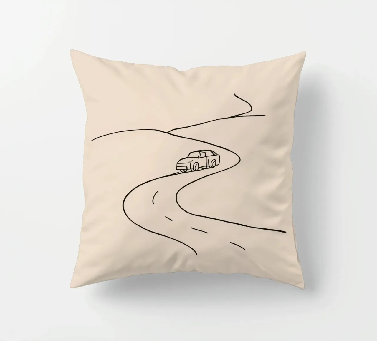 Strada curva con auto in viaggio attraverso un paesaggio aperto cuscino da DesignDoodle
