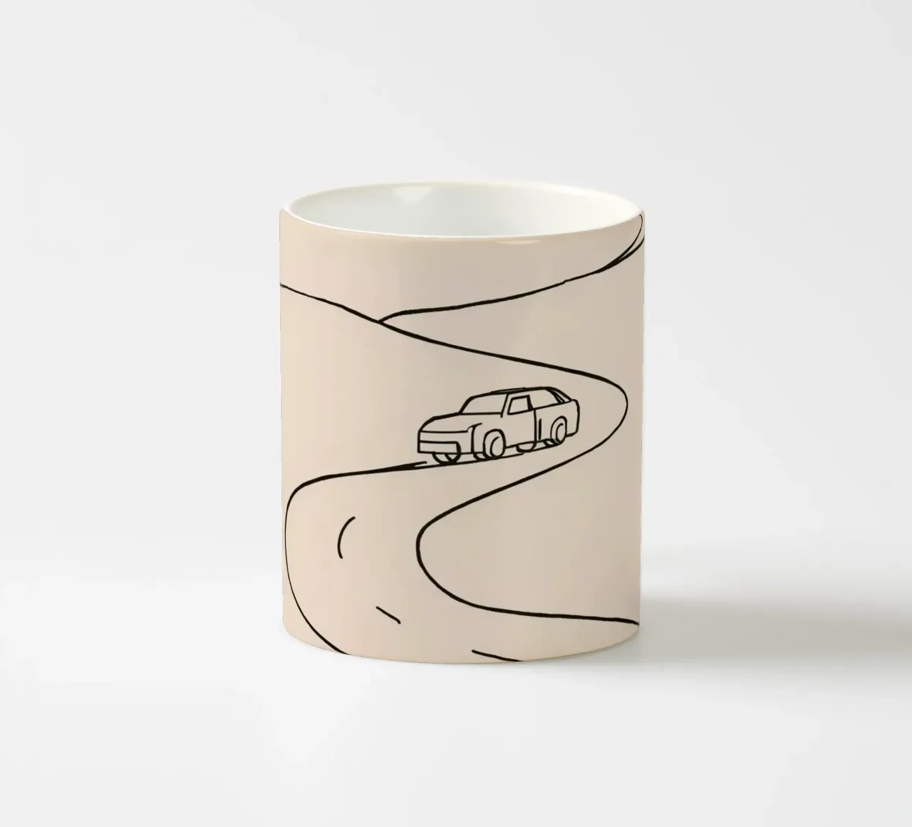Strada curva con auto in viaggio attraverso un paesaggio aperto tazza in ceramica da DesignDoodle