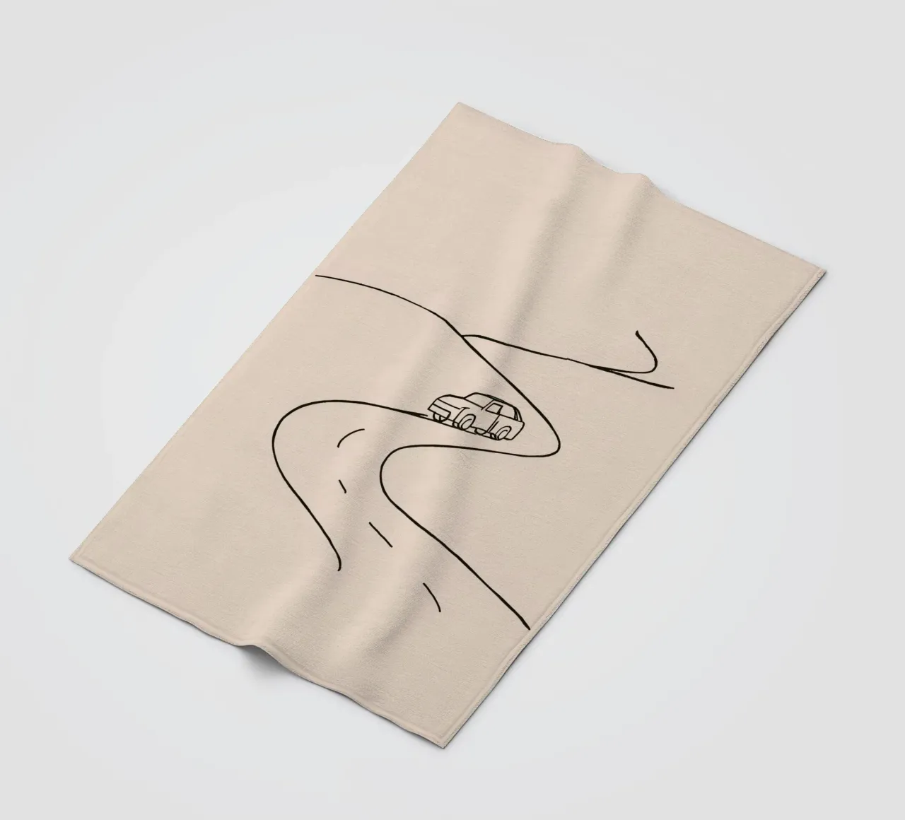 Strada curva con auto in viaggio attraverso un paesaggio aperto coperta in pile da DesignDoodle