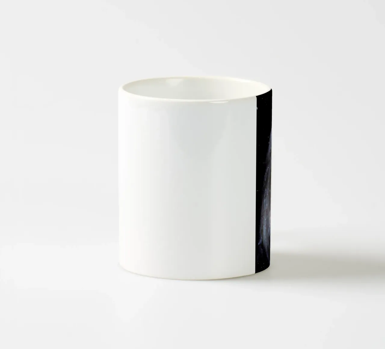 Barred Spiral Galaxy, NASA tazza in ceramica da Vintage by JUNIQE