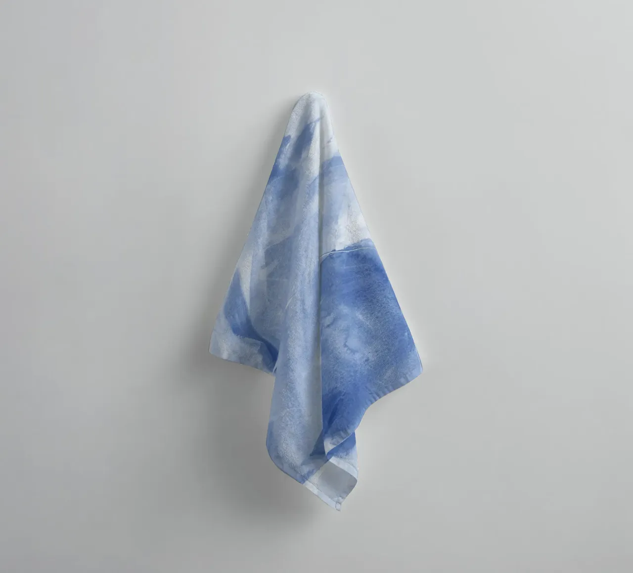 Pennellate astratte blu 1 asciugamano da bagno da NouveauPrints