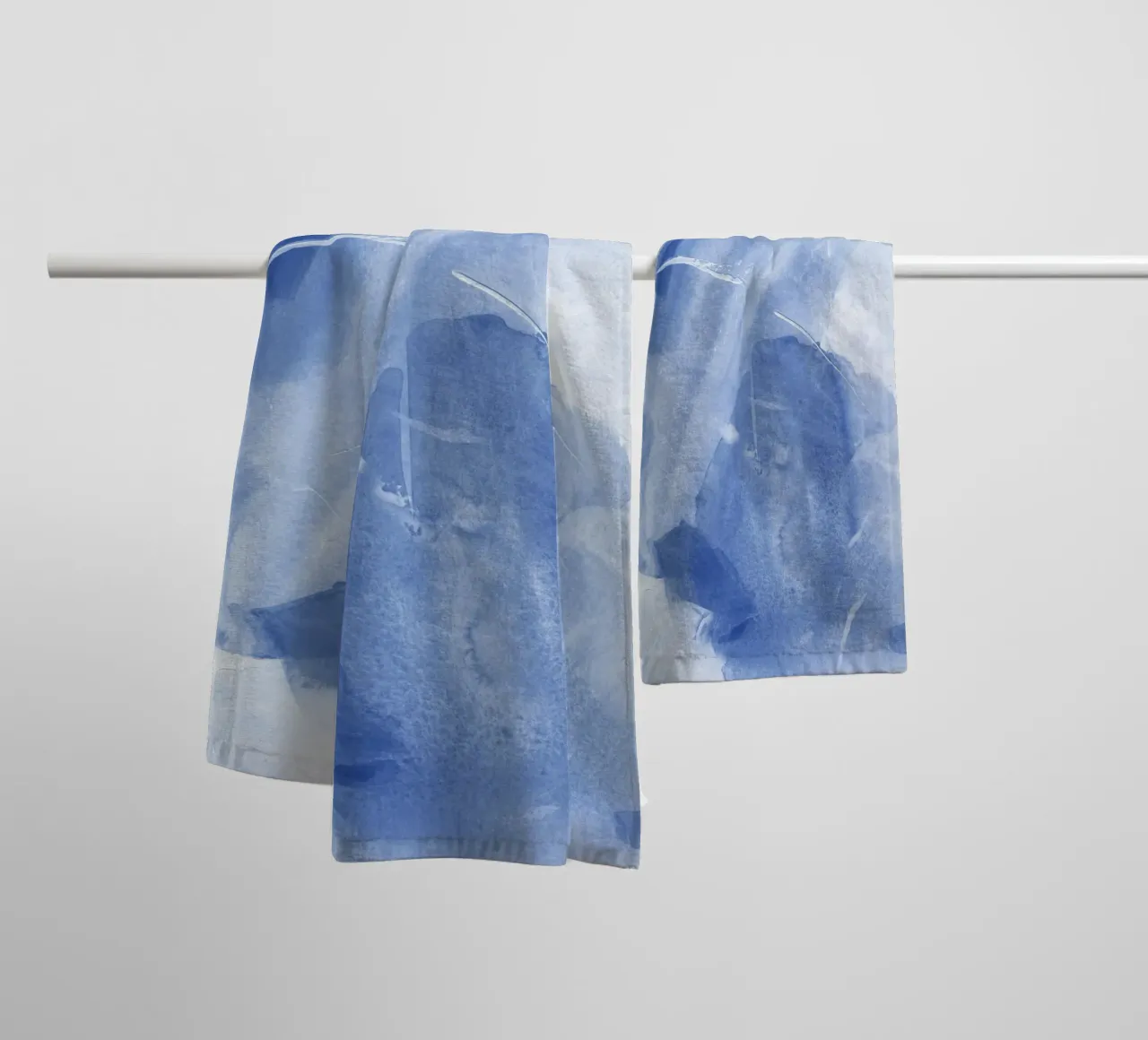 Pennellate astratte blu 1 asciugamano da bagno da NouveauPrints