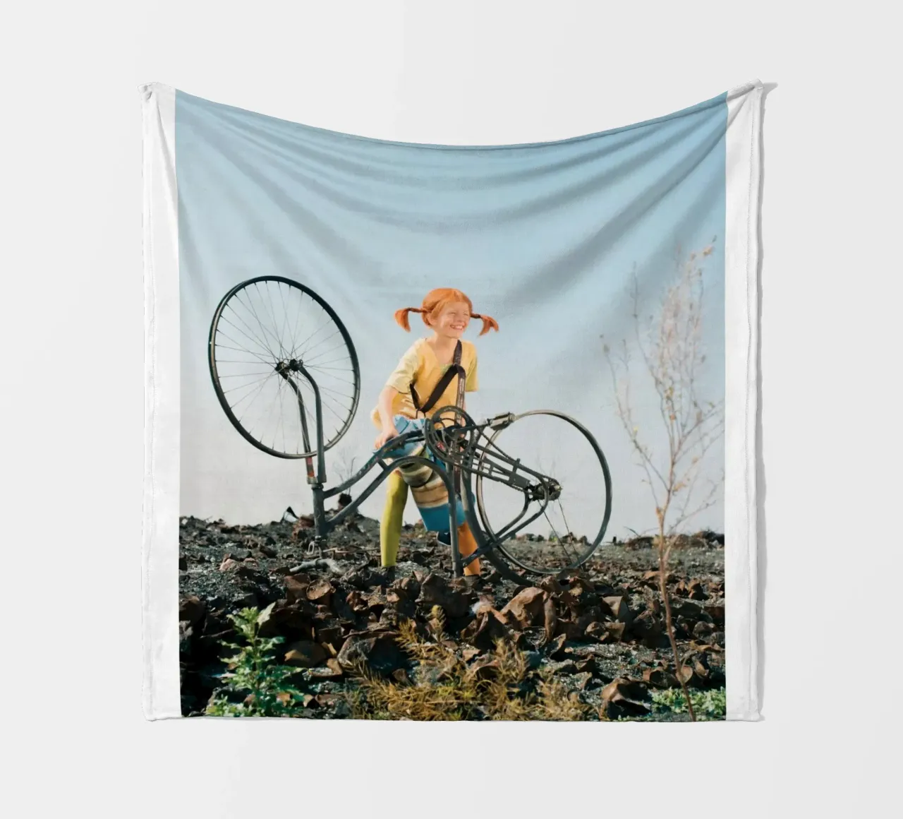 Pippi Calzelunghe e la sua bicicletta coperta in pile da Earl Beeman