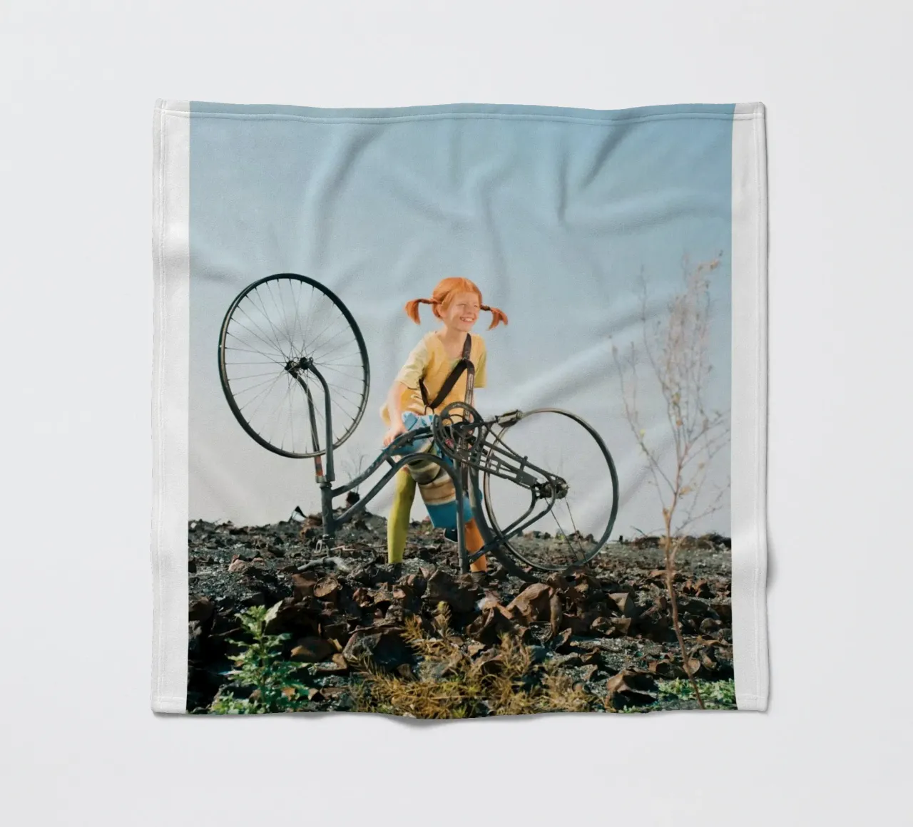 Pippi Calzelunghe e la sua bicicletta coperta in pile da Earl Beeman