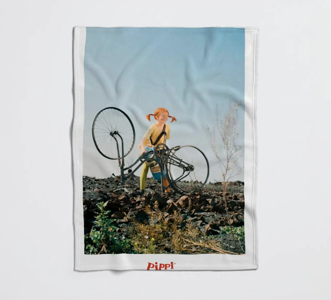 Pippi Calzelunghe e la sua bicicletta coperta in pile da Earl Beeman