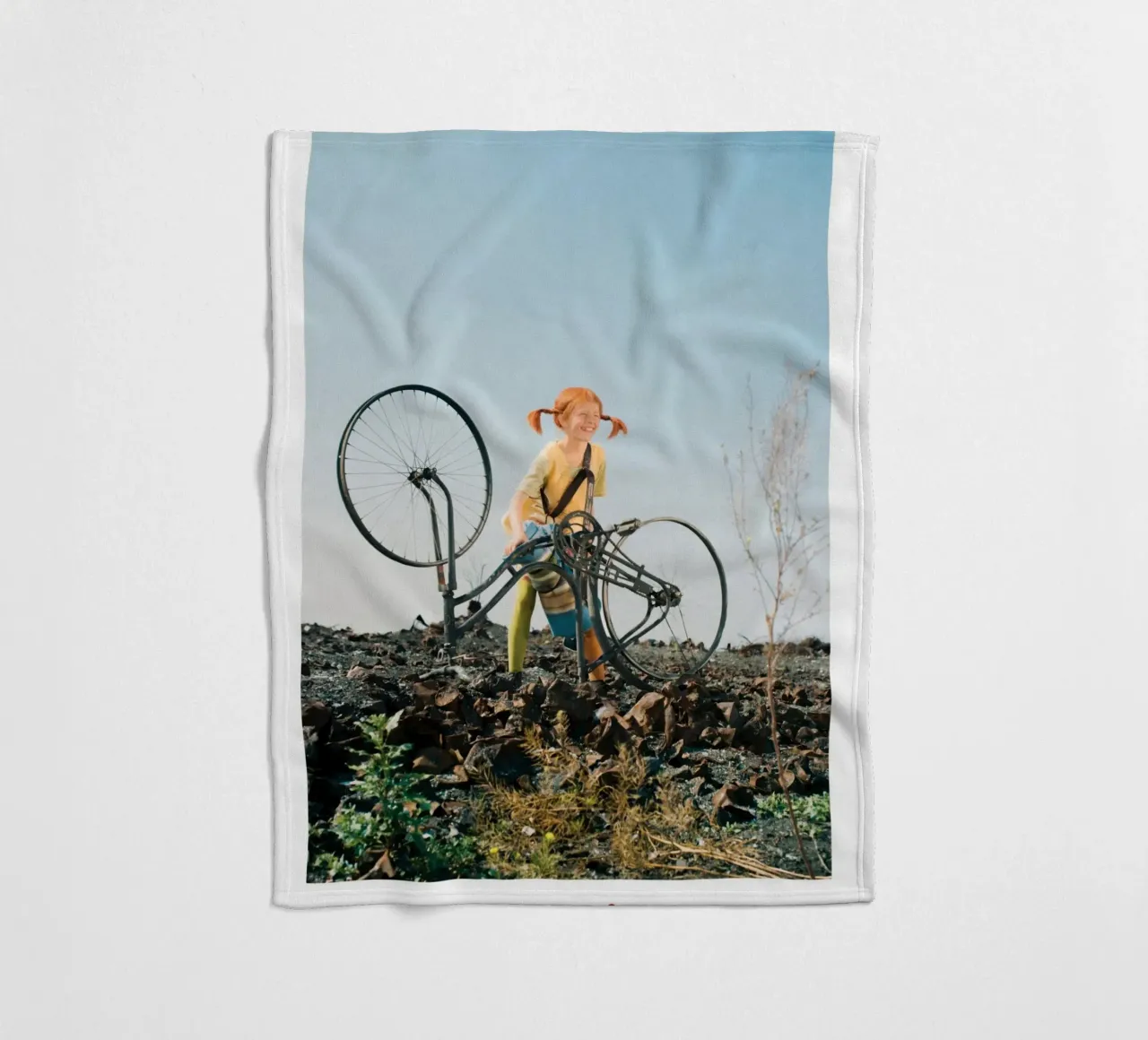 Pippi Calzelunghe e la sua bicicletta coperta in pile da Earl Beeman