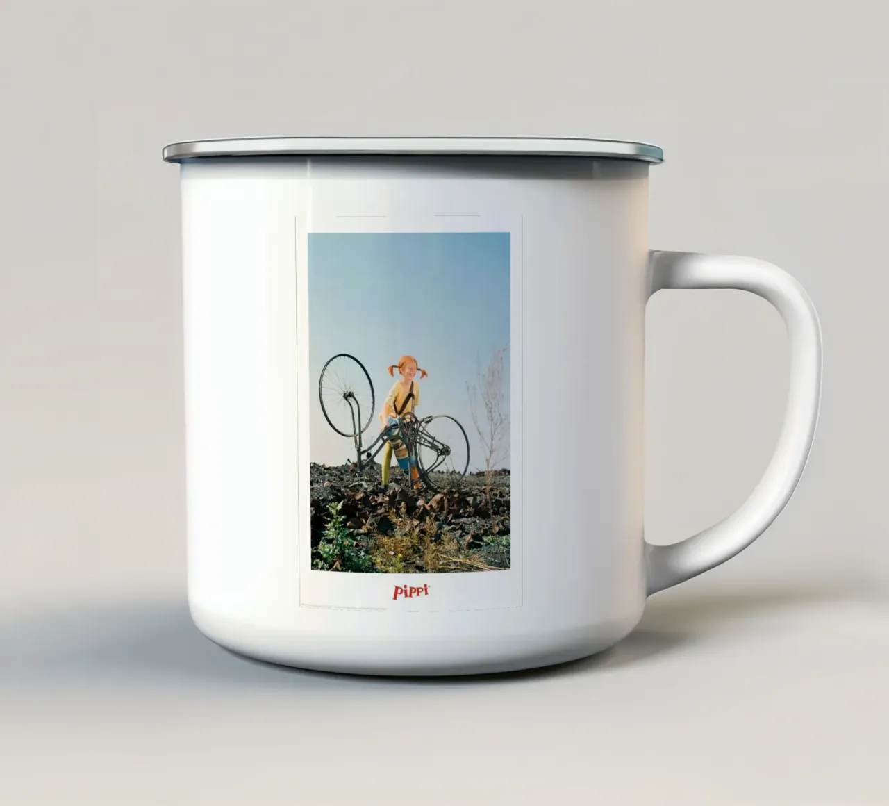 Pippi Calzelunghe e la sua bicicletta tazza in smalto da Earl Beeman
