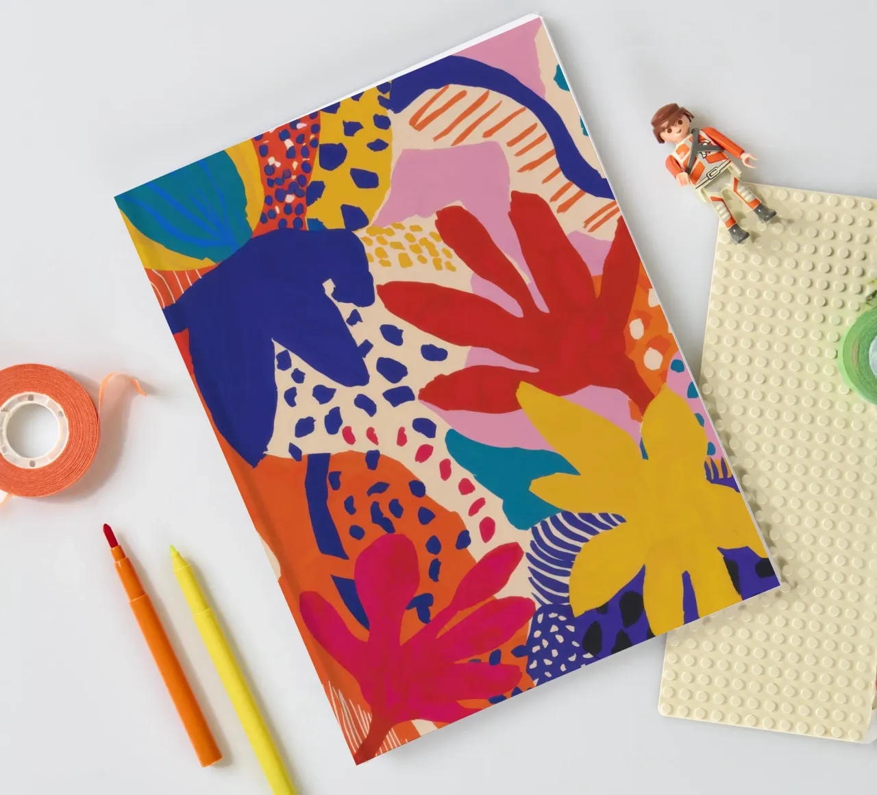 Fröhlicher abstrakter Blumenstrauß Notizbuch von Arcane Lines