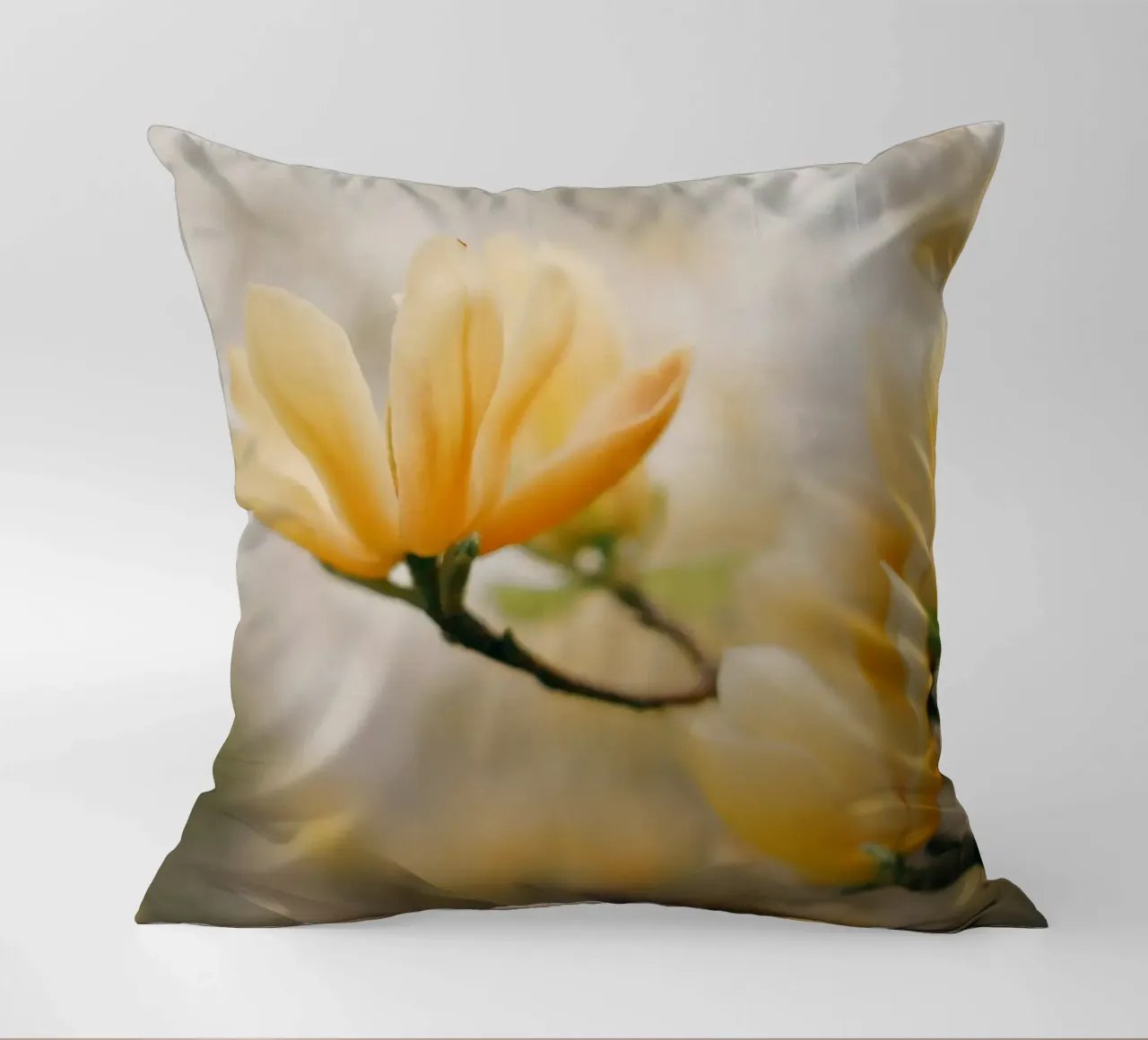 fiori gialli magnolia cuscino da Earthly Visions