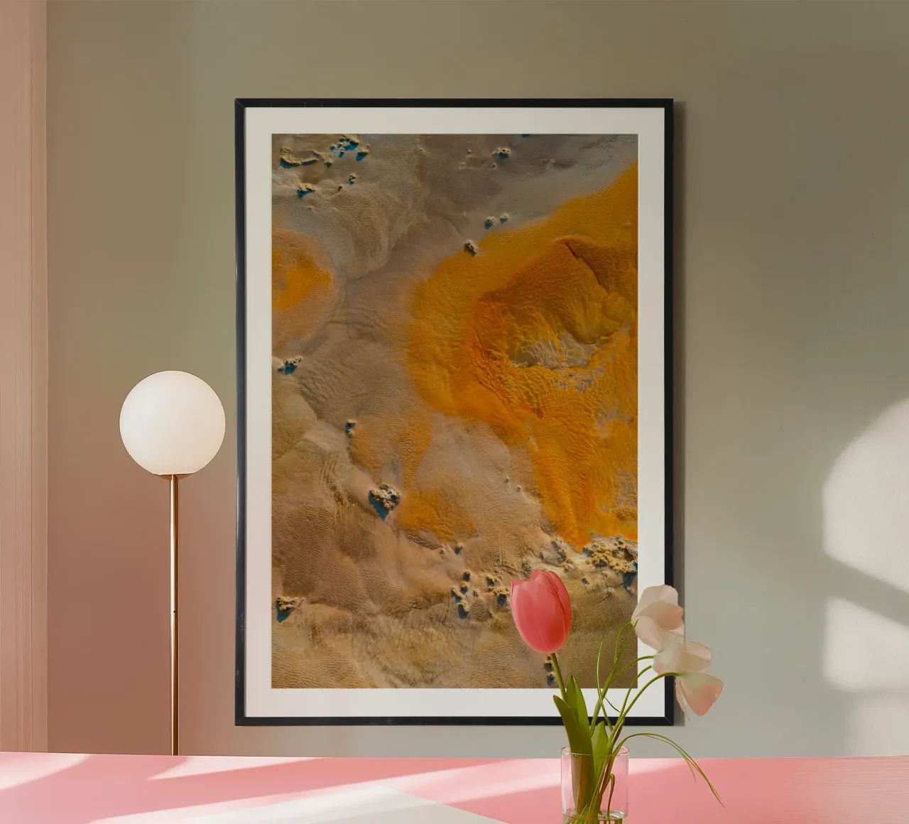 sedimenti arancioni texture dell'acqua poster con telaio in legno da Earthly Visions
