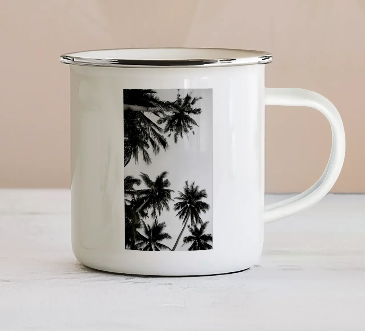 The Holiday View tazza in smalto da Studio Nahili