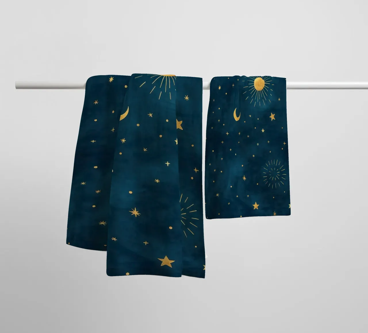 Ciel céleste doré Boho Soleil, lune et étoiles Art abstrait serviette de bain de Gentle Echoes Art