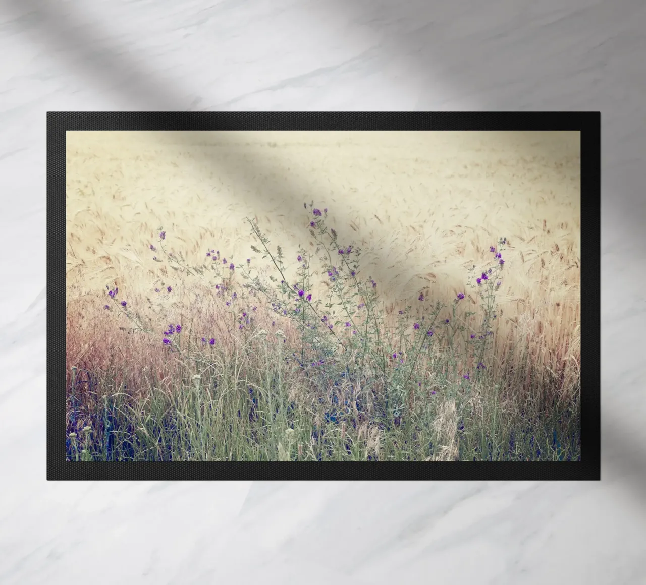 Fiori viola in un campo di primavera zerbino da KISSA STUDIO