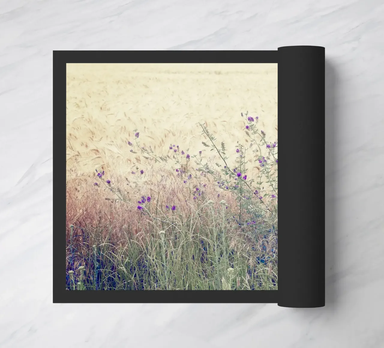 Fiori viola in un campo di primavera zerbino da KISSA STUDIO
