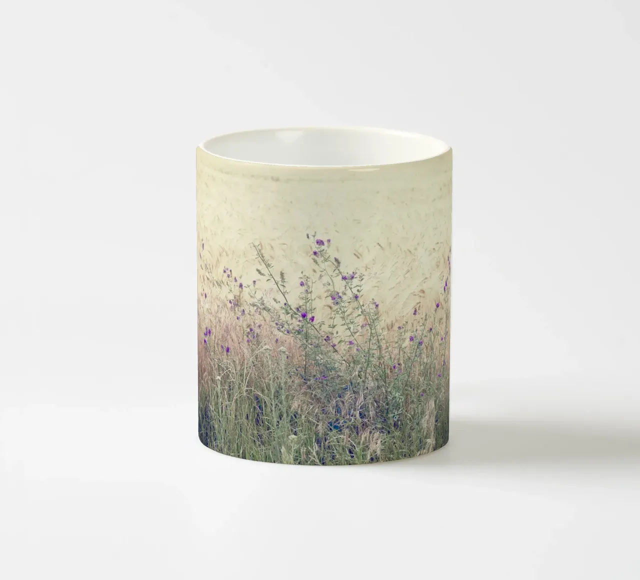 Fiori viola in un campo di primavera tazza in ceramica da KISSA STUDIO