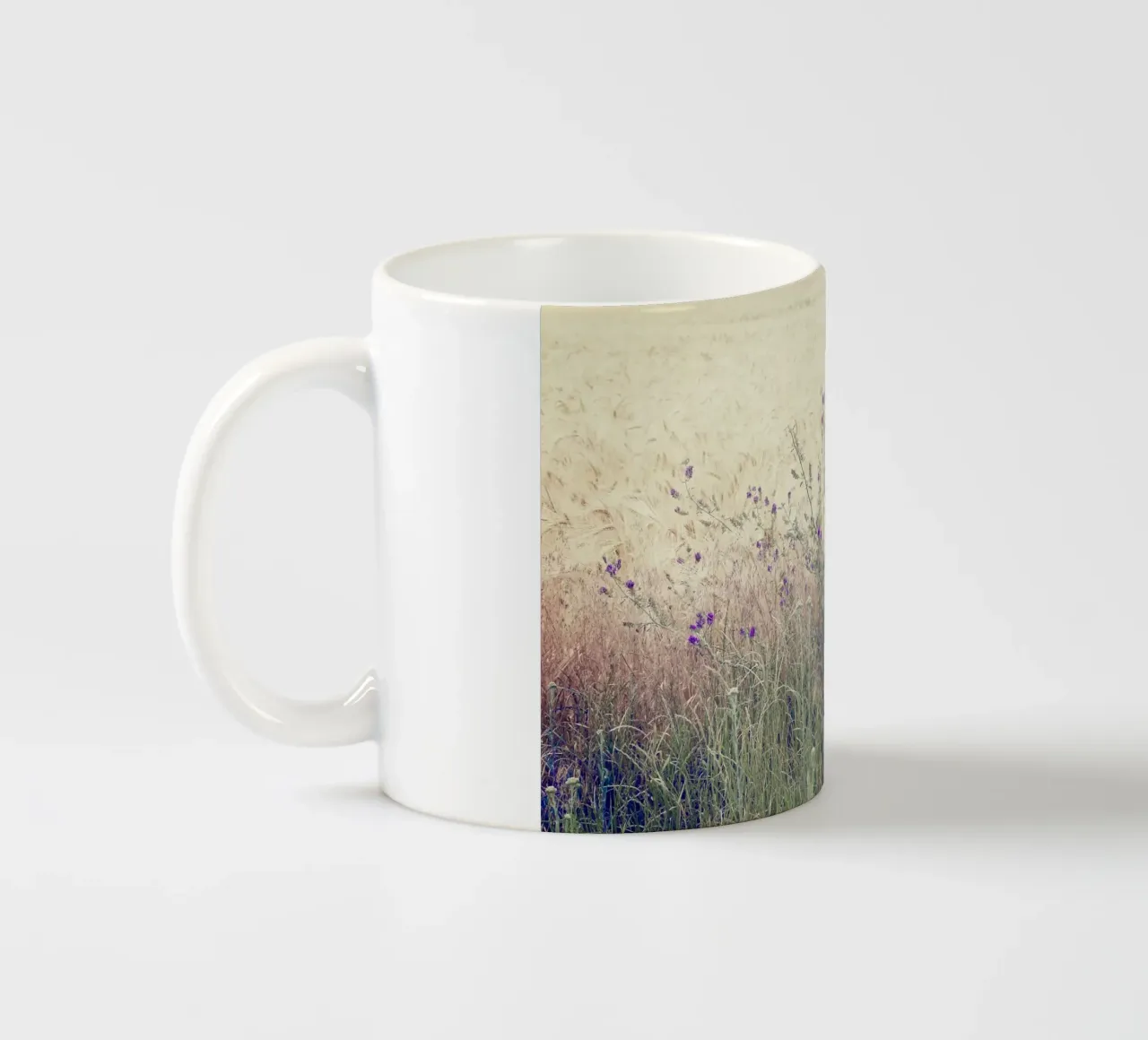 Fiori viola in un campo di primavera tazza in ceramica da KISSA STUDIO