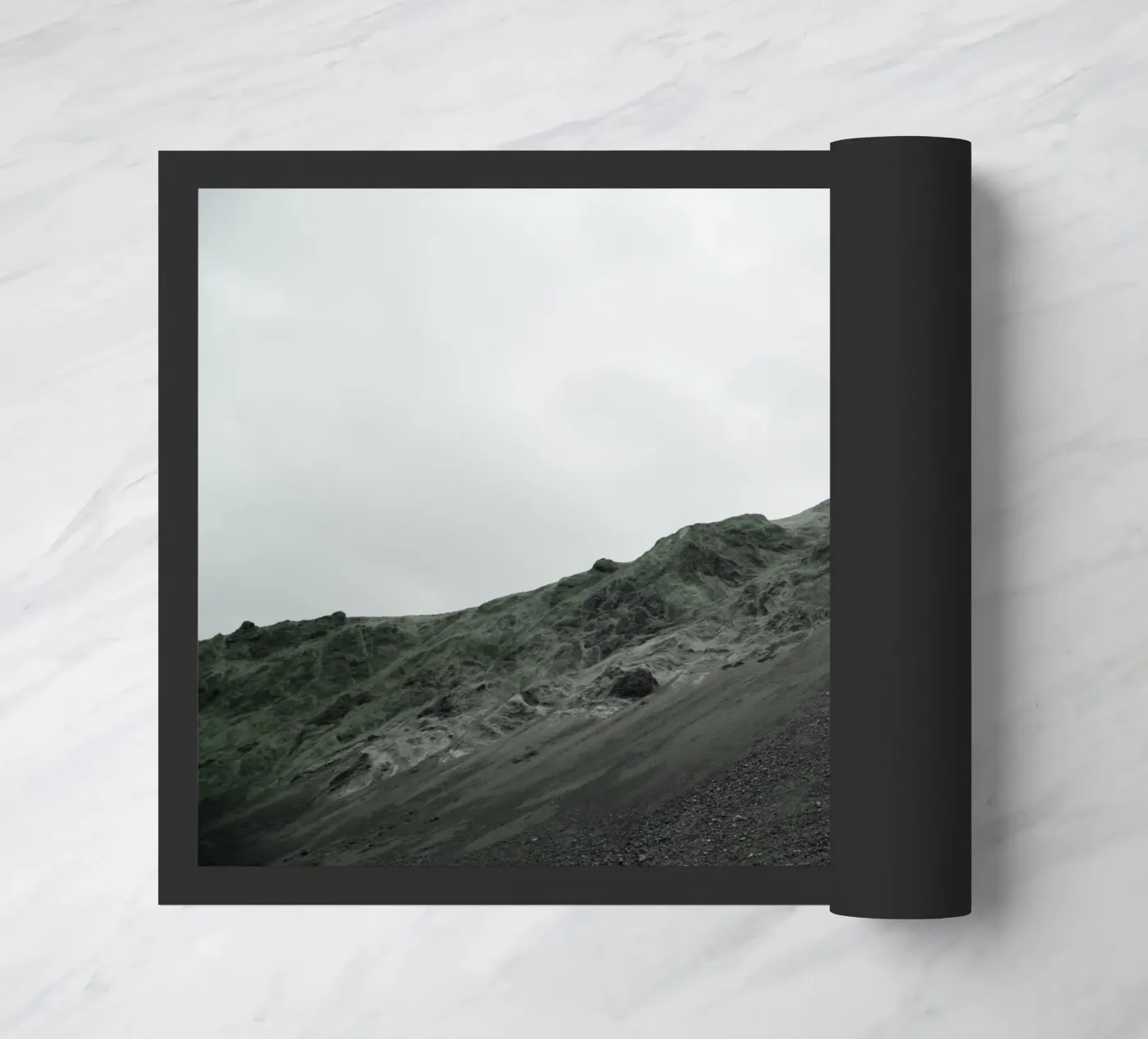 Lavaberg Fußmatte von KISSA STUDIO