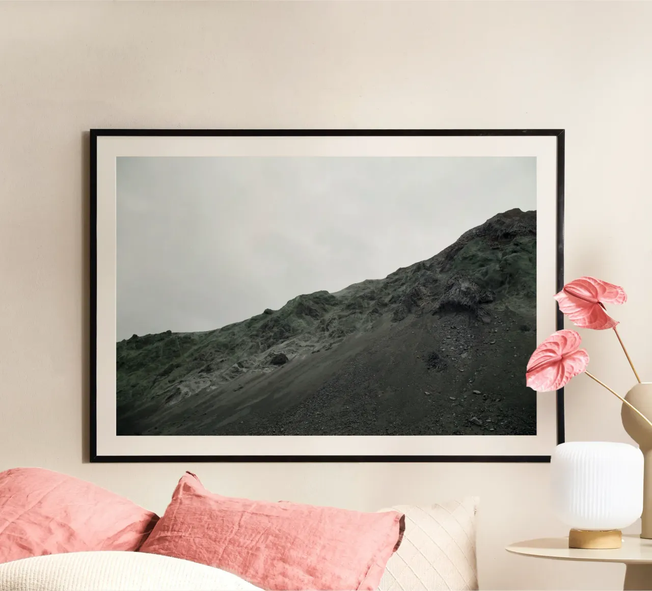 Montagna di lava poster con telaio in legno da KISSA STUDIO