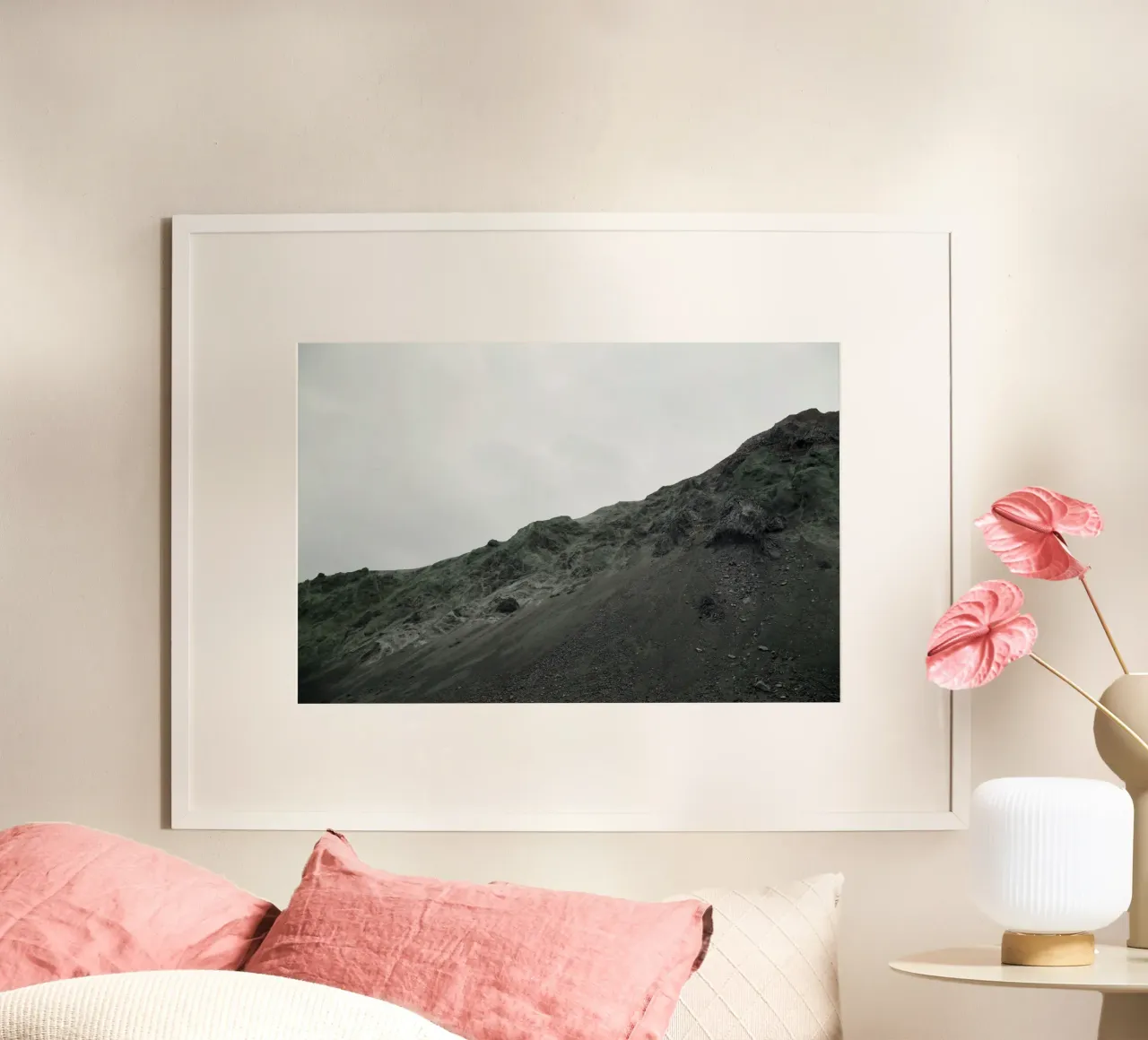 Montagna di lava poster con telaio in legno da KISSA STUDIO