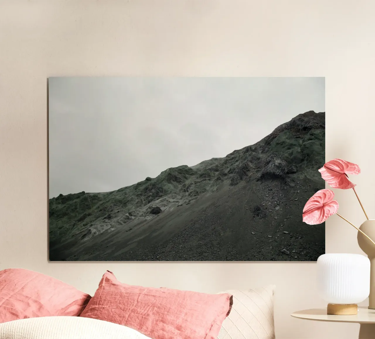 Montagna di lava poster con telaio in legno da KISSA STUDIO