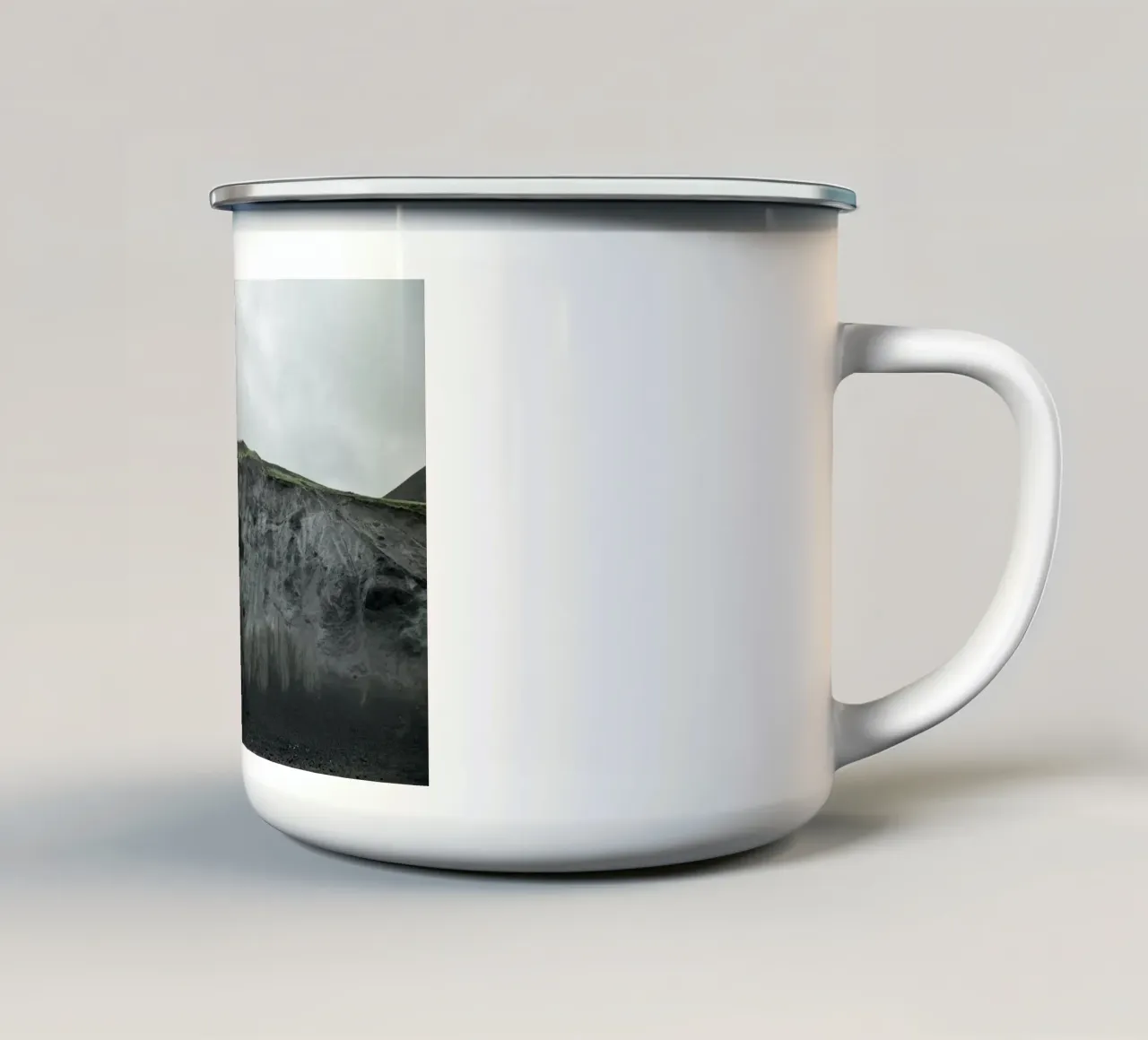 Montagna di lava tazza in smalto da KISSA STUDIO