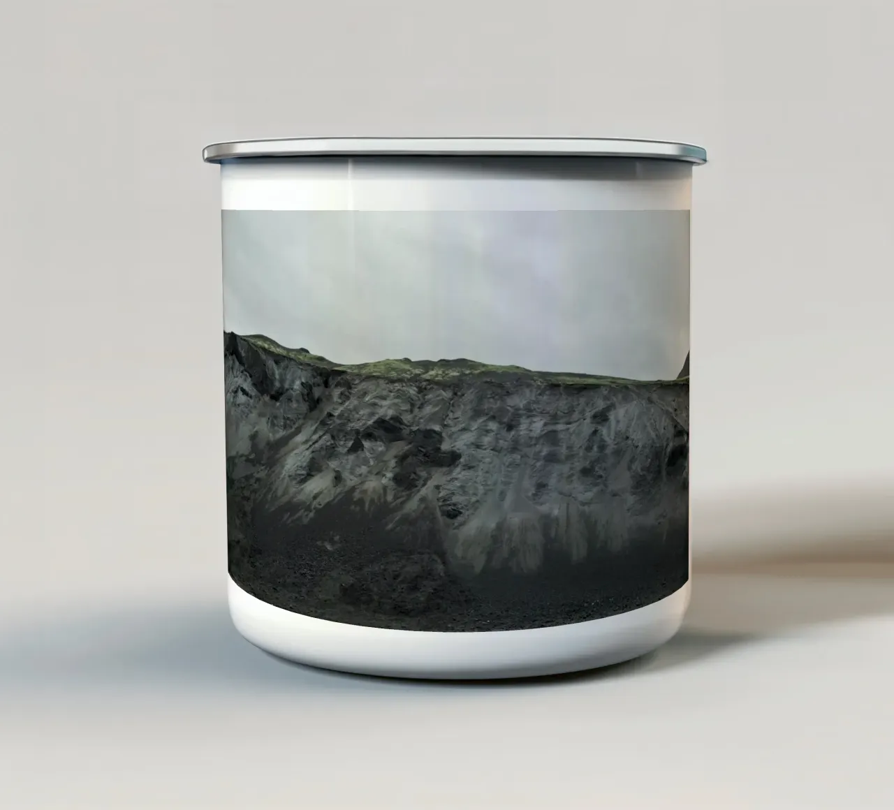 Montagna di lava tazza in smalto da KISSA STUDIO