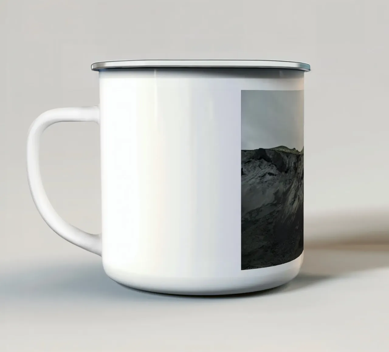 Montagna di lava tazza in smalto da KISSA STUDIO