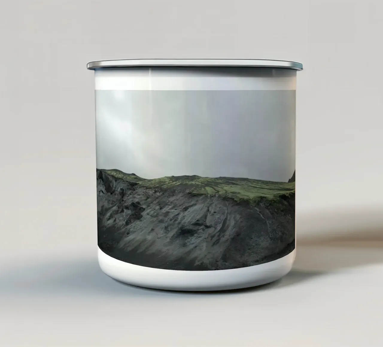 Montagna di lava tazza in smalto da KISSA STUDIO