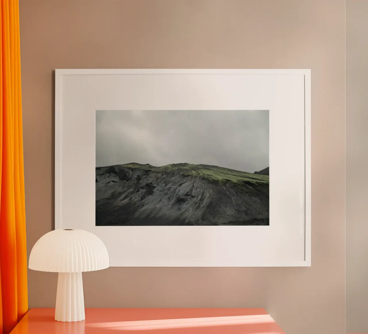 Montagna di lava poster con telaio in plastica da KISSA STUDIO